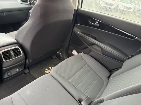Used 2017 Kia Sorento LX w/ LX Convenience Package image 27