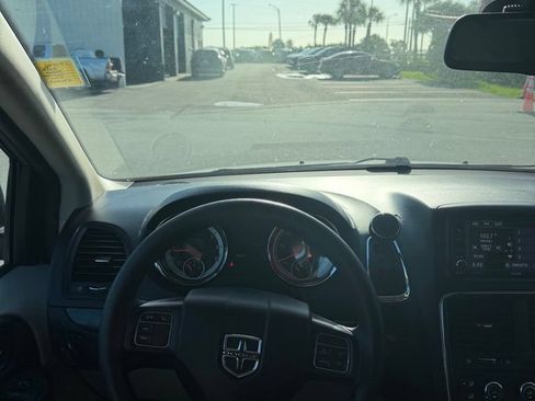 Used 2018 Dodge Grand Caravan SE w/ UConnect Hands-Free Group FWD image 16