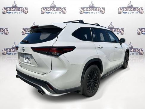 Used 2024 Toyota Highlander XSE FWD image 8