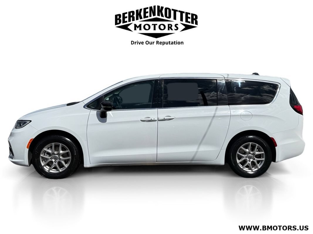 Used 2024 Chrysler Pacifica Touring-L FWD image 6