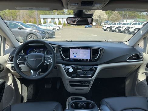 Used 2024 Chrysler Pacifica Touring-L image 10