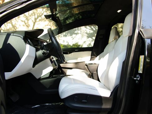 Used 2018 Tesla Model X 75D image 27