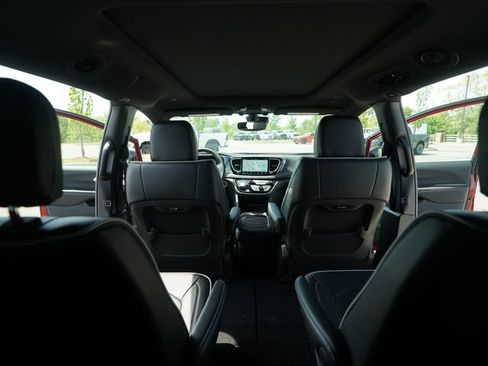 New 2026 Chrysler Pacifica Limited image 21