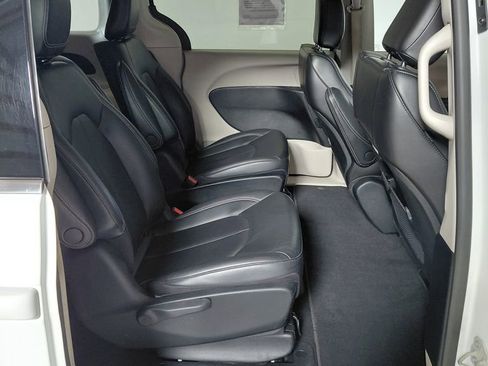 Certified 2023 Chrysler Pacifica Touring-L FWD image 13