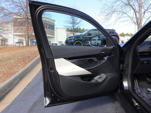 Used 2025 BMW 530i w/ Executive Package image 11