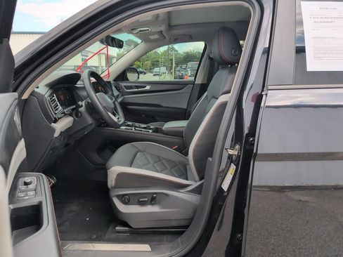 Used 2025 Volkswagen Atlas Peak Edition SE AWD/4WD image 10