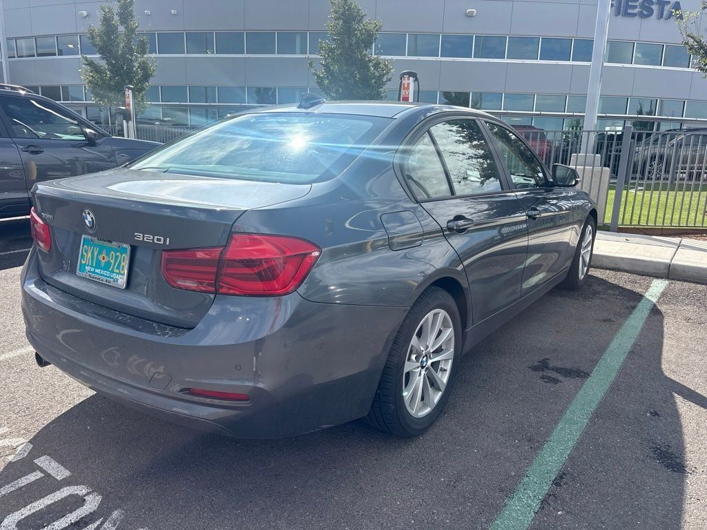 Used 2017 BMW 320i xDrive Sedan AWD/4WD image 5