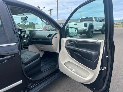Used 2016 Chrysler Town & Country Touring FWD image 23
