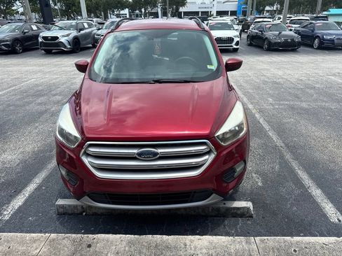 Used 2018 Ford Escape SE w/ SE Sync 3 Package FWD image 2