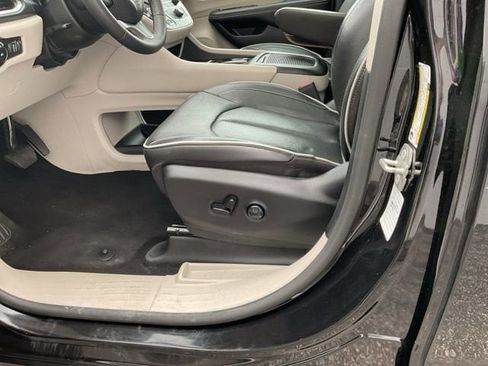 Used 2023 Chrysler Pacifica Limited image 29