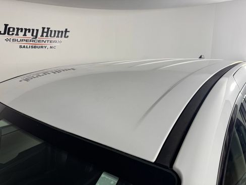Used 2023 Chrysler Pacifica Touring-L FWD image 8