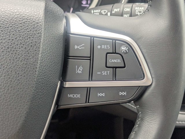 Used 2024 Toyota Highlander XLE FWD image 30