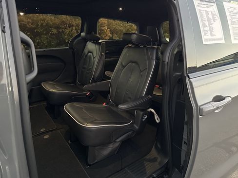 Used 2023 Chrysler Pacifica Limited w/ S Appearance Package image 29