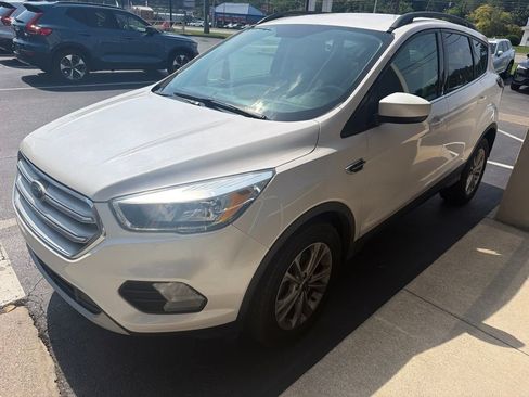 Used 2018 Ford Escape SE w/ SE Sync 3 Package FWD image 1