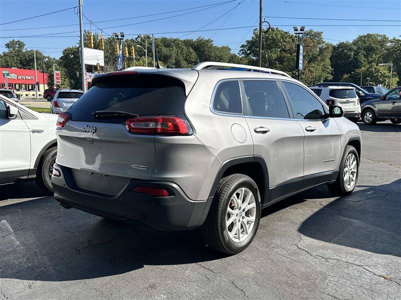 Used 2018 Jeep Cherokee Latitude w/ Comfort & Convenience Group FWD image 3