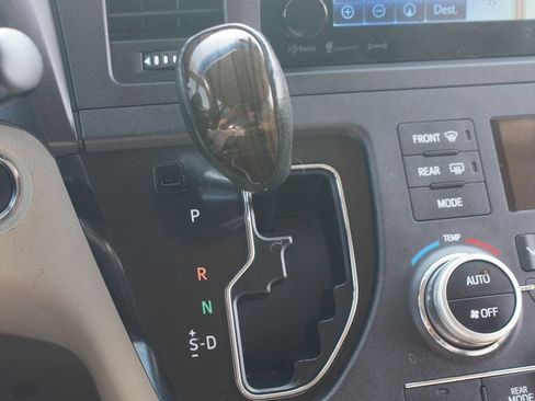 Used 2017 Toyota Sienna XLE Premium FWD image 14