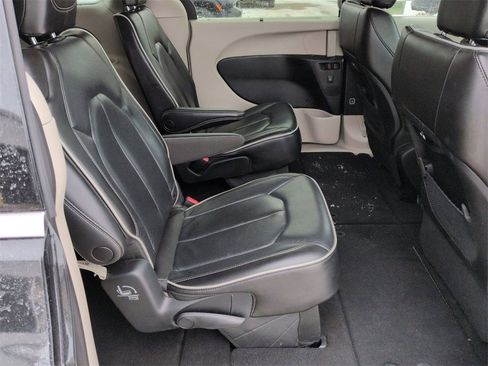 Used 2023 Chrysler Pacifica Limited image 27