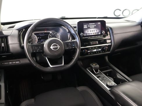 Used 2025 Nissan Pathfinder SV image 2