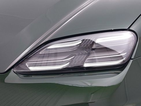 New 2026 Porsche Macan 4S Electric image 34