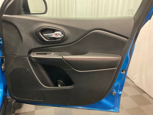 Used 2021 Jeep Cherokee Trailhawk AWD/4WD image 31
