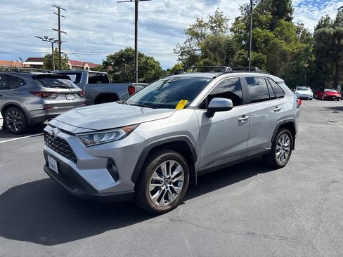Used 2020 Toyota RAV4 XLE Premium w/ Carpet Mat Package FWD image 9