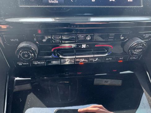 Used 2023 Jeep Grand Cherokee L Laredo image 11