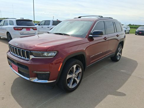 Used 2025 Jeep Grand Cherokee L Limited AWD/4WD image 4