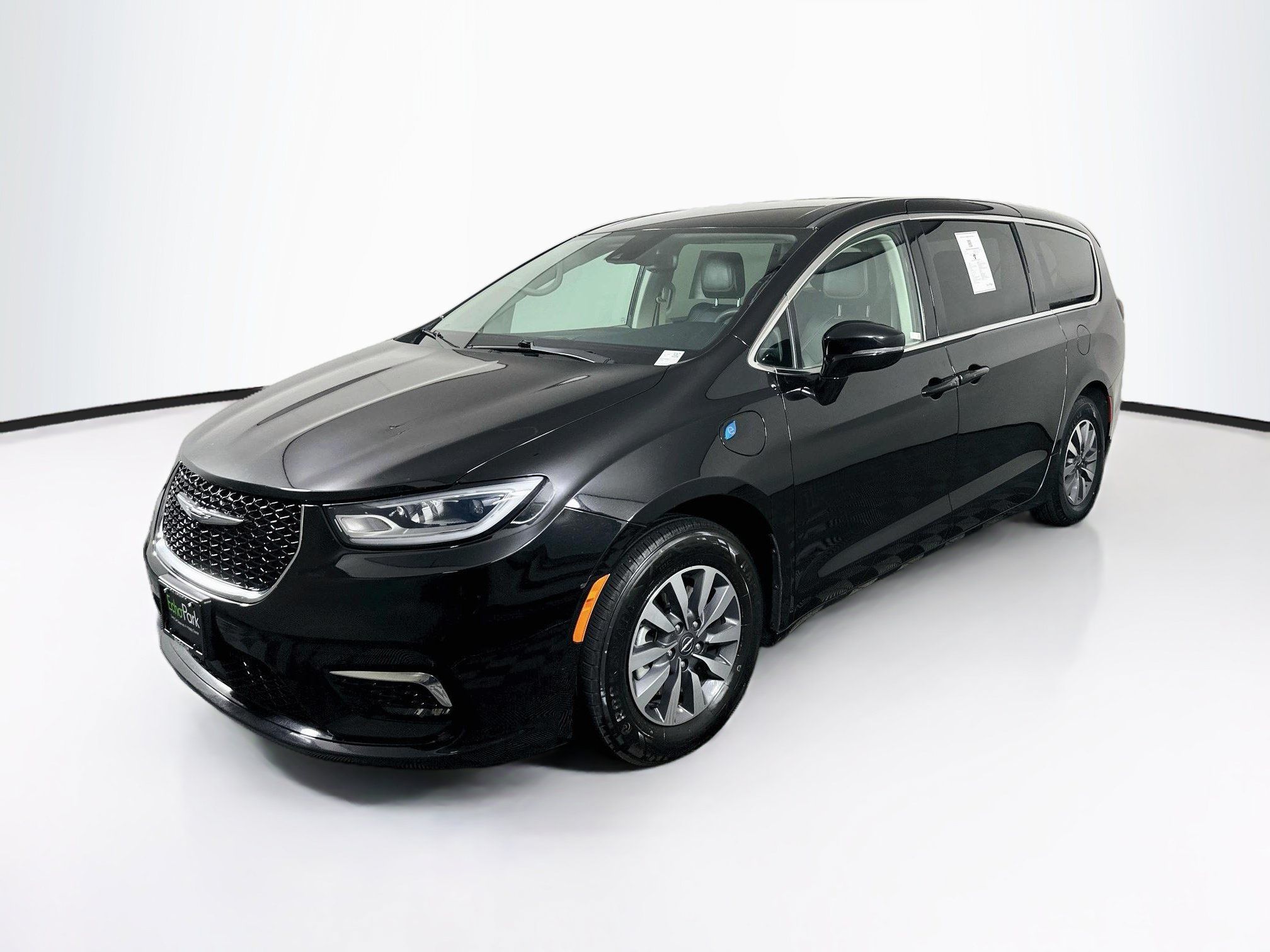 Used 2024 Chrysler Pacifica Limited FWD image 3