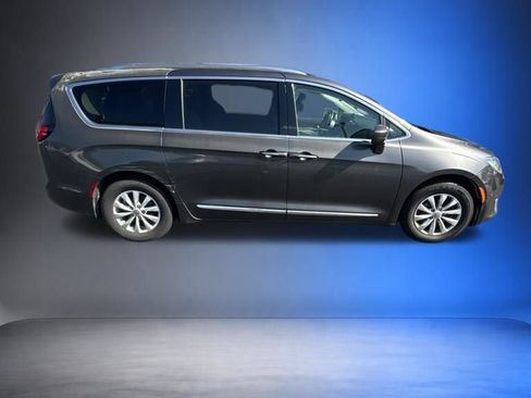 Used 2019 Chrysler Pacifica Touring-L FWD image 5