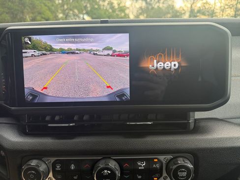 Used 2025 Jeep Gladiator Sport AWD/4WD image 32