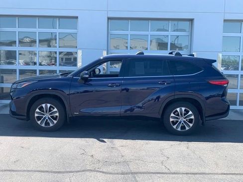 Used 2022 Toyota Highlander XLE AWD/4WD image 3