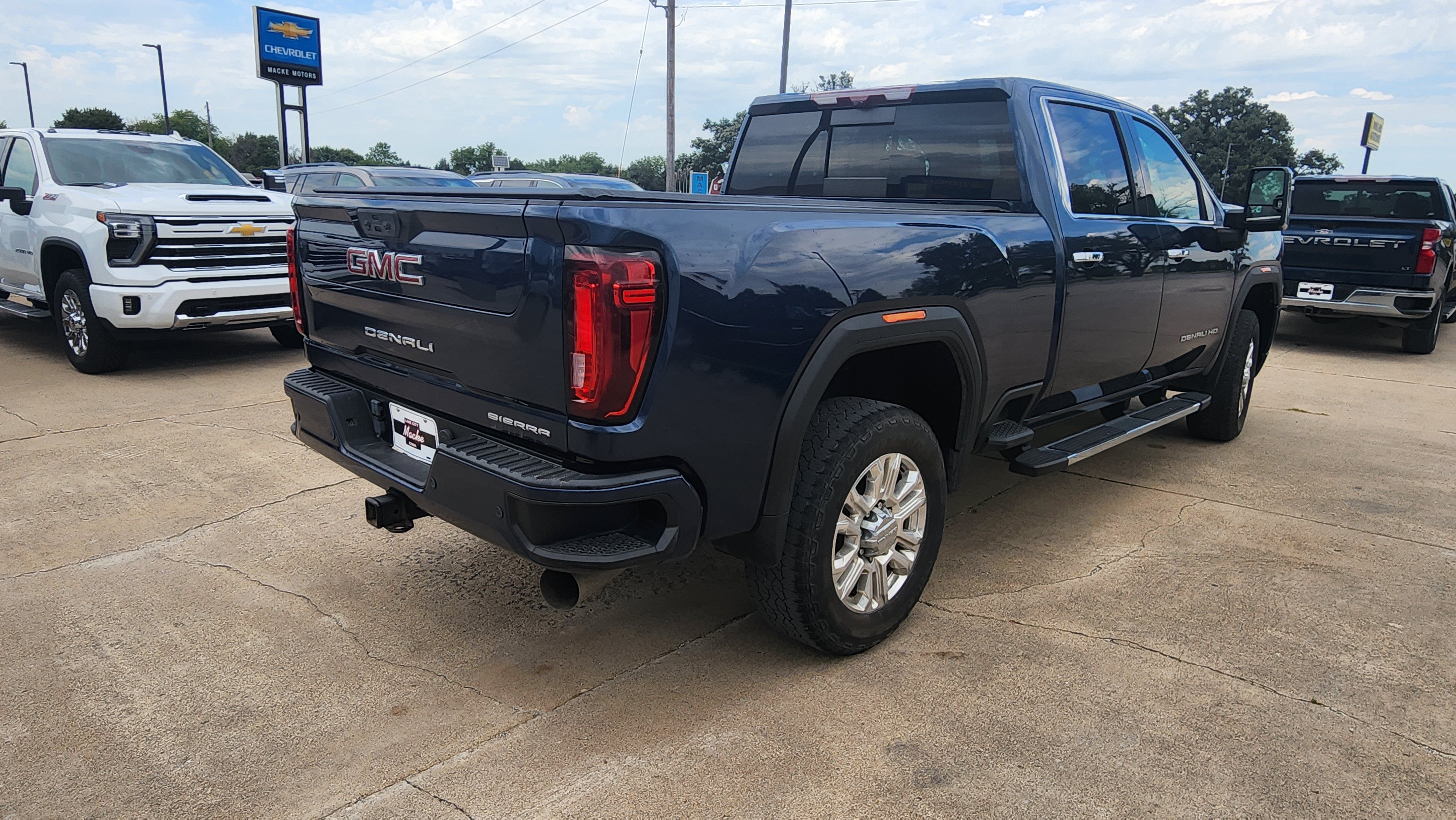 Used 2023 GMC Sierra 2500 Denali w/ Denali Ultimate Package AWD/4WD image 5