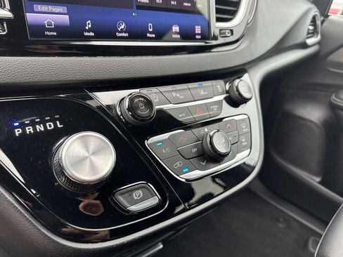 Used 2025 Chrysler Pacifica Select FWD image 32