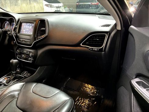 Used 2019 Jeep Cherokee Latitude Plus image 18