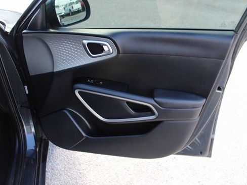Used 2022 Kia Soul LX w/ Technology Package image 5