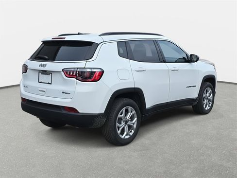New 2026 Jeep Compass Latitude image 5