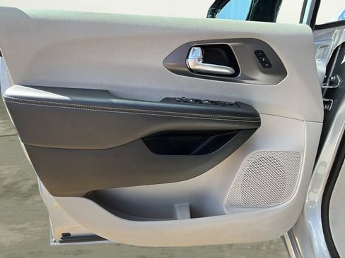 Used 2024 Chrysler Pacifica Touring-L image 16