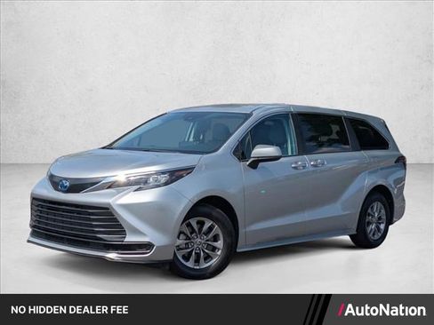 Used 2024 Toyota Sienna LE FWD image 1