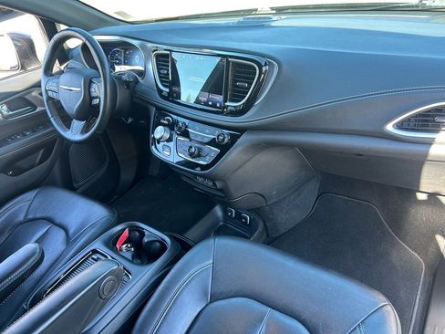 Used 2021 Chrysler Pacifica Touring-L w/ S Appearance Package image 36