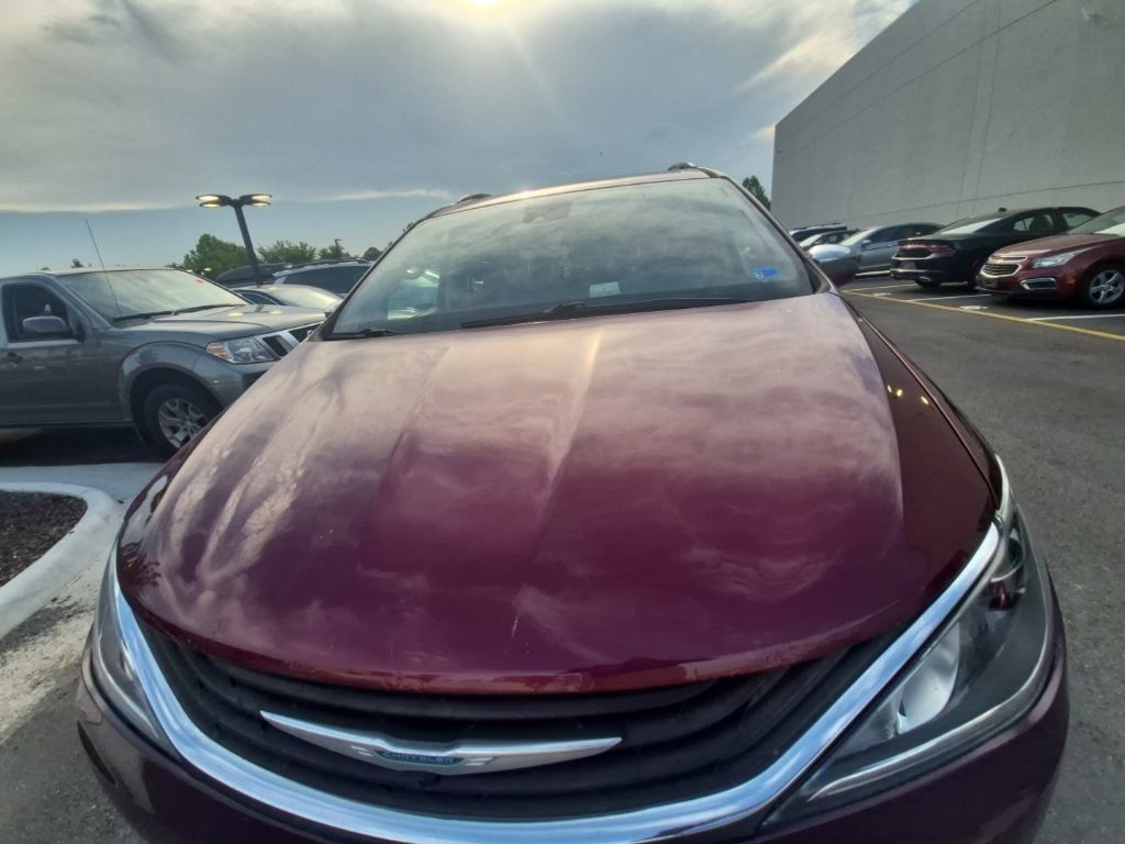 Used 2018 Chrysler Pacifica Limited w/ Advanced Safetytec Group FWD image 2