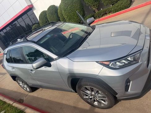 Used 2021 Toyota RAV4 XLE Premium FWD image 3