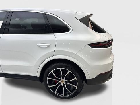 Used 2022 Porsche Cayenne w/ Premium Package AWD/4WD image 17