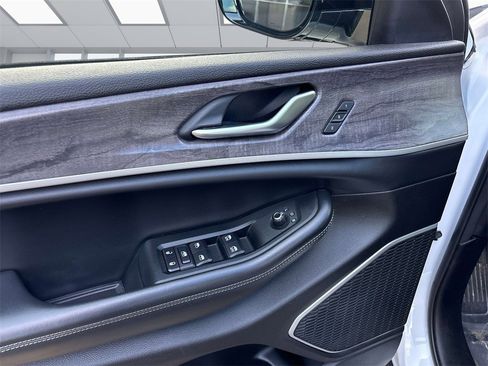 Used 2022 Jeep Grand Cherokee Limited image 19