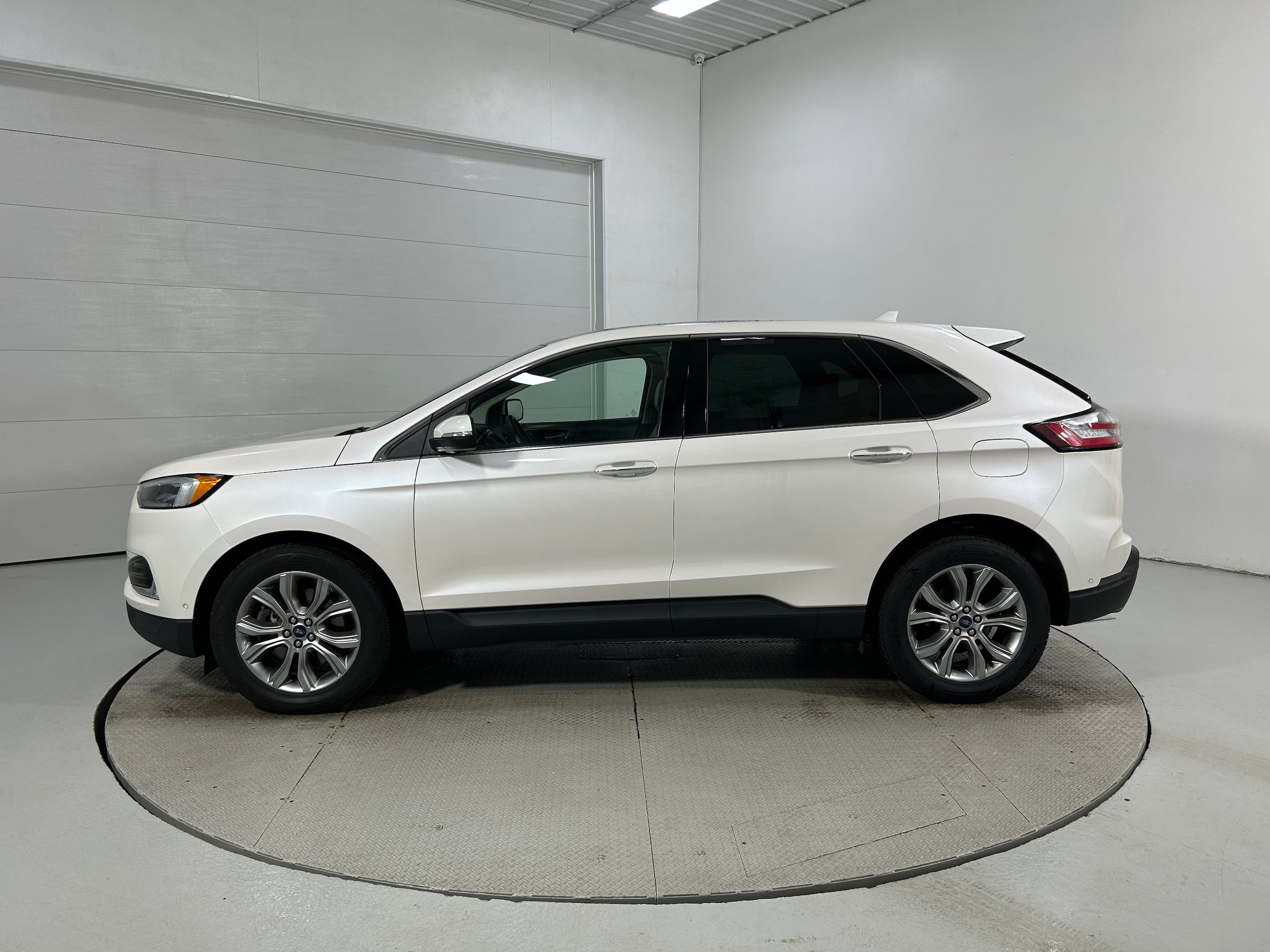 Used 2019 Ford Edge Titanium w/ Equipment Group 301A AWD/4WD image 23