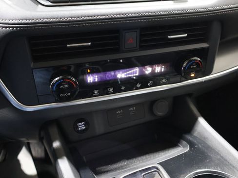 Used 2025 Nissan Rogue SV image 28