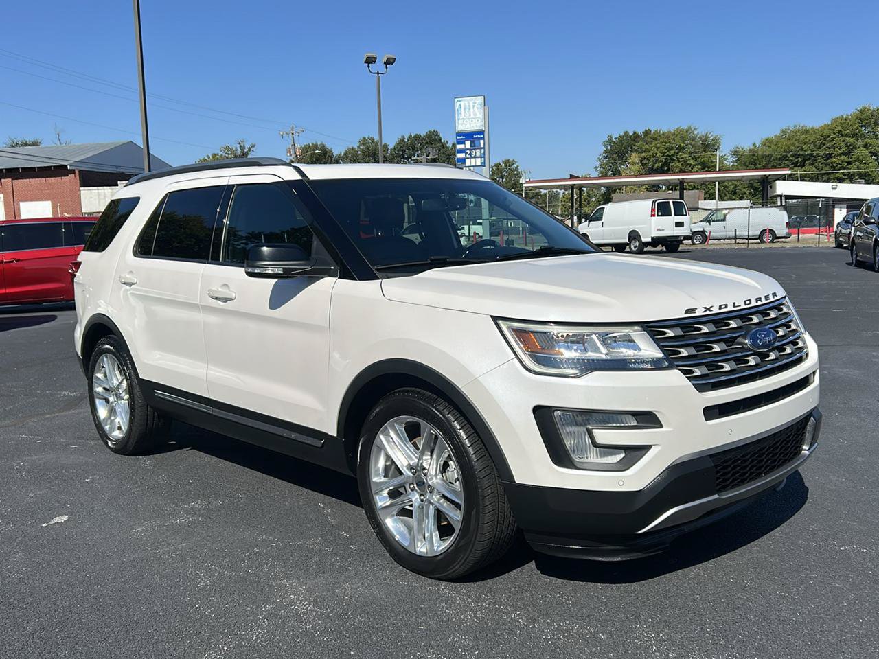 Used 2017 Ford Explorer XLT w/ Equipment Group 202A FWD image 3
