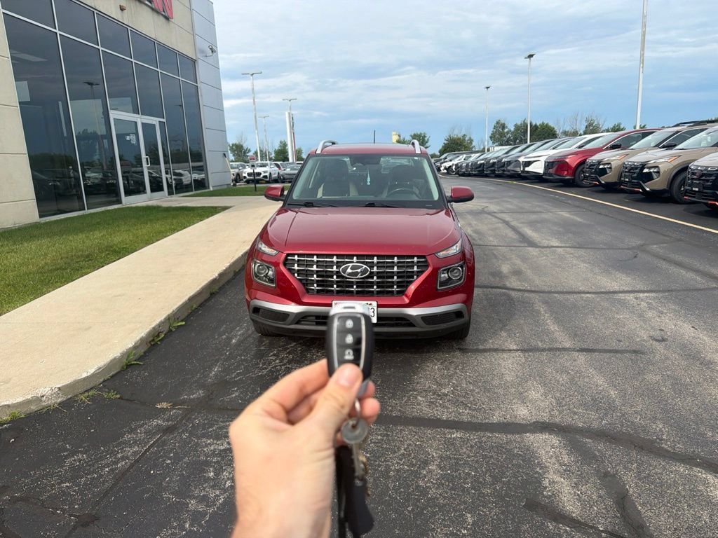 Used 2024 Hyundai Venue SEL FWD image 3