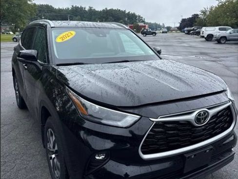 Used 2023 Toyota Highlander XLE AWD/4WD image 1