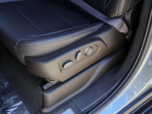 Used 2023 GMC Yukon Denali w/ Advanced Technology Package image 8