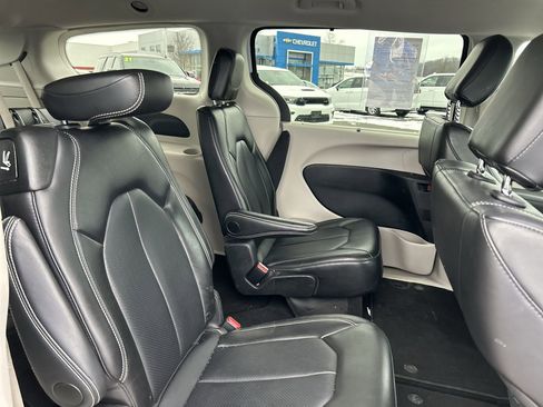 Used 2024 Chrysler Pacifica Touring-L image 16